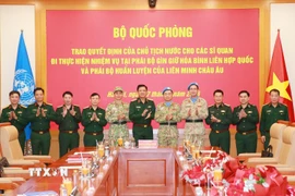 Thượng tướng Nguyễn Trường Thắng, Ủy viên Trung ương Đảng, Thứ trưởng Bộ Quốc phòng, đại diện các cơ quan Bộ Quốc phòng chúc mừng các sỹ quan chuẩn bị lên đường làm nhiệm vụ. (Ảnh: Trọng Đức/TTXVN)