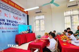8 học sinh điểm trường đảo Trần (Cô Tô) xem tiếp sóng trực tiếp Lễ khai giảng năm học mới. (Ảnh: TTXVN phát)