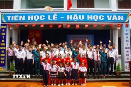 Cán bộ, chiến sỹ, học sinh và phụ huynh hân hoan chào đón năm học mới 2025 - 2026. (Ảnh: TTXVN)