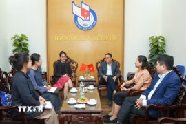 Đại diện Tập đoàn Nhật báo Vân Nam và Trung tâm Truyền thông Quốc tế Nam Á-Đông Nam Á (tỉnh Vân Nam, Trung Quốc) trao đổi thông tin với lãnh đạo Hội Nhà báo Việt Nam. (Ảnh: Nguyễn Trọng Lịch/TTXVN)