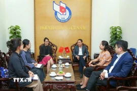Đại diện Tập đoàn Nhật báo Vân Nam và Trung tâm Truyền thông Quốc tế Nam Á-Đông Nam Á (tỉnh Vân Nam, Trung Quốc) trao đổi thông tin với lãnh đạo Hội Nhà báo Việt Nam. (Ảnh: Nguyễn Trọng Lịch/TTXVN)