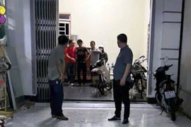 Lực lượng chức năng khống chế thành công đối tượng Nguyễn Văn Nhân.( Ảnh: TTXVN phát)