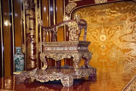 Ngai vàng - Bảo vật quốc gia ở vị trí trung tâm của Điện Thái Hoà. (Nguồn: TTXVN)
