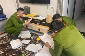 Cơ quan công an khám xét tại nhà đối tượng Dương Thị Du. (Nguồn: Công an Bắc Giang)