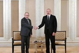 Tổng thống Azerbaijan Ilham Aliyev (phải) và Thủ tướng Armenia Nikol Pashinyan gặp nhau tại Abu Dhabi, UAE, ngày 10/7. (Nguồn: Văn phòng Tổng thống Azerbaijan)