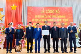 Lễ công bố sáp nhập Trường Cao đẳng Y tế Huế vào Trường Đại học Y - Dược, Đại học Huế. (Ảnh: Văn Dũng/TTXVN)