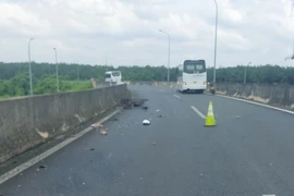 Hiện trường vụ tai nạn trên đường dẫn cao tốc.