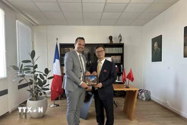 Đại sứ Trịnh Đức Hải tặng quà tới Nghị sỹ Jérémy Bacchi nhân chuyến thăm tới Marseilles. (Ảnh: Ngọc Hiệp/TTXVN)