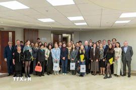 Ban Giám khảo và các thí sinh tham dự cuộc thi. (Ảnh: Tâm Hằng/TTXVN)