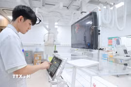 Bác sỹ sử dụng hệ thống được tích hợp các công nghệ trí tuệ nhân tạo (AI), hỗ trợ tái tạo hình ảnh, lập bản đồ mạch máu, giúp xác định chính xác vị trí tổn thương, lựa chọn phương án điều trị tối ưu và nâng cao hiệu quả can thiệp cho người bệnh. (Ảnh: Minh Quyết/TTXVN)