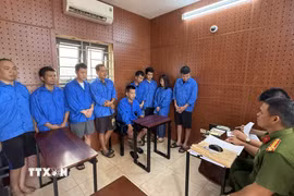 Công an tỉnh Đắk Lắk làm việc với các đối tượng. (Ảnh: TTXVN phát)