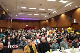 Đông đảo bà con Việt kiều và khách mời tham dự sự kiện. (Ảnh: Việt Thắng/TTXVN)