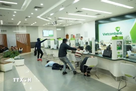 Tình huống hai đối tượng dùng hung khí đe dọa và cướp tài sản. (Ảnh: Đức Phương/TTXVN)