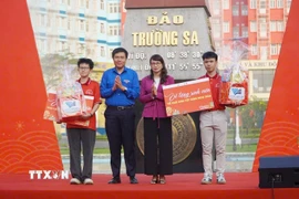 Lãnh đạo Đại học Quốc gia Thành phố Hồ Chí Minh tặng quà cho sinh viên về quê đón Tết. (Ảnh: Thu Hoài/TTXVN)