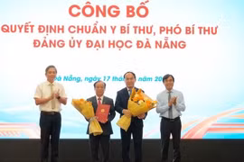 Ban Thường vụ Đảng ủy Ủy ban nhân dân thành phố Đà Nẵng trao các quyết định chuẩn y các chức danh Bí thư, Phó Bí thư Đảng ủy Đại học Đà Nẵng. (Nguồn: Nhân dân)
