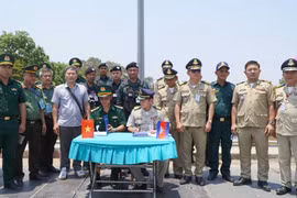 Lực lượng Bộ đội Biên phòng tỉnh Đồng Tháp tiếp nhận công dân Việt Nam do lực lượng chức năng Campuchia trao trả. (Ảnh: Nhựt An/TTXVN)