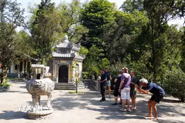 Du khách quốc tế tham quan sân chùa Từ Hiếu, phường Thủy Xuân, thành phố Huế. (Ảnh: Nguyên Lý/TTXVN)