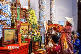 Trong trang phục truyền thống, các bậc bô lão thực hiện những nghi thức cuối cùng tại lễ Chánh tế và Hoàn tạ, chính thức khép lại Lễ hội Điện Huệ Nam 2026. (Ảnh: Vân Chi/TTXVN phát)