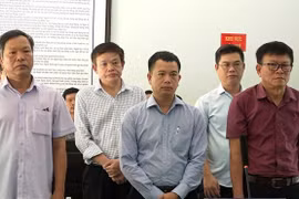 Các bị cáo nhận hối lộ rồi nhận bản án tại toà. (Nguồn: Báo Lao Động)