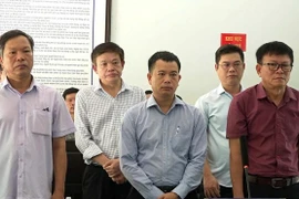 Các bị cáo nhận hối lộ rồi nhận bản án tại toà. (Nguồn: Báo Lao Động)