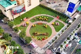 Khu đất số 135 Nguyễn Huệ ngay trung tâm Thành phố Hồ Chí Minh thuộc dự án Thương xá Tax, rực rỡ mảng xanh, sắc vàng cạnh đường hoa Nguyễn Huệ. (Ảnh: Hồng Đạt/TTXVN)