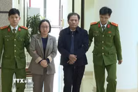 Đối tượng Lê Văn Lưu (Giám đốc) và Vũ Thùy Dương (Kế toán) Công ty TNHH Xây dựng và Du lịch Hưng Phong. (Ảnh TTXVN phát)