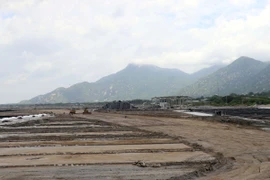 Giải quyết mặt bằng khu vực được chọn xây dựng Trung tâm điện khí LNG Cà Nà (xã Cà Ná, tỉnh Khánh Hòa). (Ảnh: Công Thử/TTXVN)