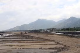 Giải quyết mặt bằng khu vực được chọn xây dựng Trung tâm điện khí LNG Cà Nà (xã Cà Ná, tỉnh Khánh Hòa). (Ảnh: Công Thử/TTXVN)