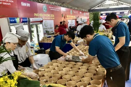 Các đơn vị tất bật chuẩn bị những suất phở miễn phí cho công nhân, người lao động. (Ảnh: Mỹ Phương/TTXVN.)