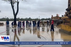 Huế khẩn trương dọn vệ sinh sau khi nước rút 
