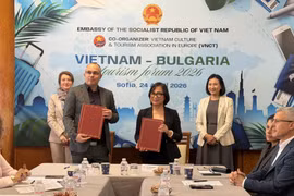 Hiệp hội văn hóa du lich Việt Nam tai châu Âu (VNCT) và Hiệp hội du lich nghỉ dưỡng Bulgaria (BUBSPA) kí MoU trước sự chứng kiến của Đại sứ Nguyễn Thị Minh Nguyệt và Vụ trưởng Savina Nedyalkova. (Ảnh: TTXVN phát)