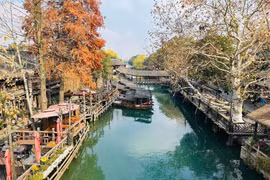 Ô Trấn là một thủy trấn cổ nằm ở tỉnh Chiết Giang, Trung Quốc, phía nam sông Dương Tử. Ô Trấn có lịch sử hơn 1.300 năm và nằm trong tam giác được hình thành bởi Tô Châu, Thượng Hải và Hàng Châu, ba thành phố nổi tiếng nhất Trung Quốc. (Ảnh: Anh Quang/Vietnam+)