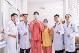 Người bệnh được ghép tạng và các bác sỹ trước thời điểm xuất viện. (Ảnh: TTXVN phát)