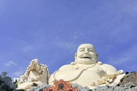 Nụ cười an nhiên, từ bi, hỉ xả của Phật Di Lặc được tái hiện rõ nét trên bức tượng giữa vùng Thất Sơn. (Ảnh: Thanh Sang/TTXVN)