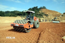 Thi công dự án cao tốc cửa khẩu Hữu Nghị-Chi Lăng. (Ảnh: Văn Đạt/TTXVN)