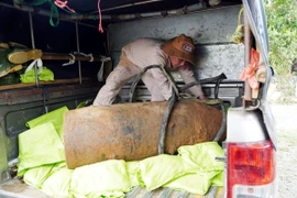 Quả bom đã được xử lý an toàn và vận chuyển về kho hủy nổ tập trung. (Ảnh: TTXVN)