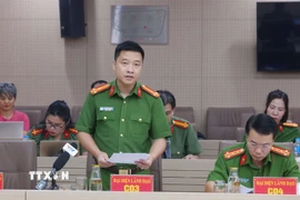 Thượng tá Vũ Thanh Tùng, Phó Cục trưởng Cục Cảnh sát điều tra tội phạm về tham nhũng, kinh tế, buôn lậu (Bộ Công an) trả lời câu hỏi của phóng viên các cơ quan thông tấn, báo chí. (Ảnh: Phạm Kiên/TTXVN)