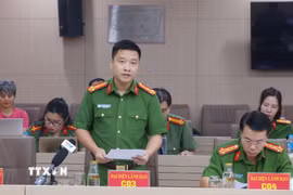 Thượng tá Vũ Thanh Tùng, Phó Cục trưởng Cục Cảnh sát điều tra tội phạm về tham nhũng, kinh tế, buôn lậu (Bộ Công an) trả lời câu hỏi của phóng viên các cơ quan thông tấn, báo chí. (Ảnh: Phạm Kiên/TTXVN)