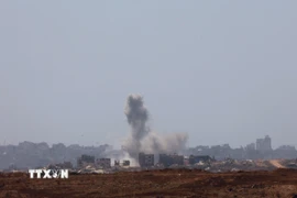 Khói bốc lên sau cuộc không kích của Israel tại Gaza. (Ảnh: THX/TTXVN)