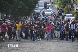 Người di cư vượt sông trong hành trình tới Mỹ tại Tapachula, bang Chiapas, Mexico. (Ảnh: THX/TTXVN)