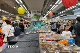 Người dân Hong Kong đổ xô đi siêu thị tích trữ đồ ăn phòng bão Ragasa, tối 22/9. (Ảnh: Mạc Luyện/TTXVN)