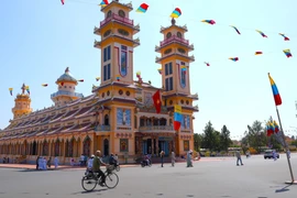Tòa Thánh Cao Đài Tây Ninh tại phường Long Hoa, tỉnh Tây Ninh, được xem là trung tâm tinh thần của đạo Cao Đài, nổi bật với kiến trúc độc đáo, kết hợp hài hòa giữa truyền thống Á Đông và phương Tây, là điểm sinh hoạt tôn giáo và tham quan văn hóa quan trọng của tỉnh. (Ảnh: Minh Phú/TTXVN)