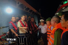 Phó Thủ tướng Chính phủ Trần Hồng Hà chỉ đạo công tác cứu hộ cứu nạn tàu du lịch bị lật. (Ảnh: Thanh Vân/TTXVN)