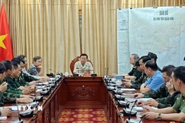Phó Thủ tướng Chính phủ Trần Hồng Hà chỉ đạo công tác cứu hộ cứu nạn tàu du lịch bị lật. (Ảnh: Thanh Vân/TTXVN)
