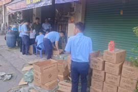 Lực lượng chức năng tại hiện trường kho hàng.(Nguồn: CAND)