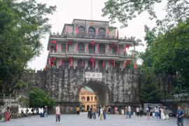 Thành lầu Hữu nghị quan là nơi thu hút nhiều du khách Trung Quốc và Việt Nam đến tham quan. (Ảnh: TTXVN phát)