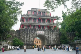 Thành lầu Hữu nghị quan là nơi thu hút nhiều du khách Trung Quốc và Việt Nam đến tham quan. (Ảnh: TTXVN phát)