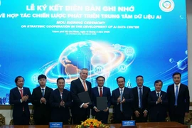 Lãnh đạo Sở Khoa học và Công nghệ TP. Hồ Chí Minh và Công ty Accelerated Infrastructure Capital (AIC) ký kết Biên bản ghi nhớ hợp tác về đầu tư Trung tâm Dữ liệu Trí tuệ nhân tạo (AI Data Center) tại Khu công nghiệp Tân Phú Trung. (Ảnh: Thu Hoài/TTXVN)