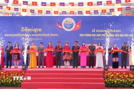 Đại tướng Phan Văn Giang và Đại tướng Tea Seiha cắt băng khánh thành Khu phòng học bán trú Trường Tiểu học Bến Cầu, tỉnh Tây Ninh. (Ảnh: Minh Phú/TTXVN)