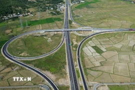 Nút giao đầu tuyến cao tốc Vân Phong - Nha Trang sẵn sàng thông tuyến vào dịp 19/8 tới. (Ảnh: Quốc Khánh/TTXVN)